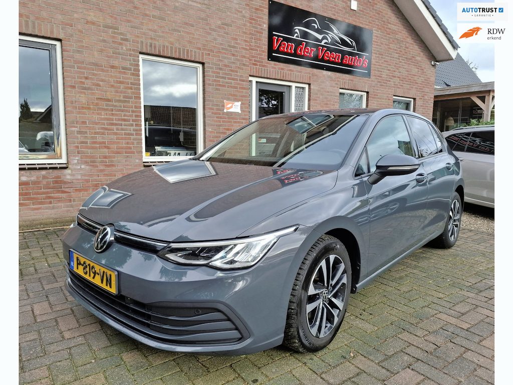 Volkswagen Golf 1.5 TSI. Zeer netjes en luxe o.a. adap.cruise, carplay, stoel- & stuurverw, navi, LED, etc. Prijs incl garantie.
