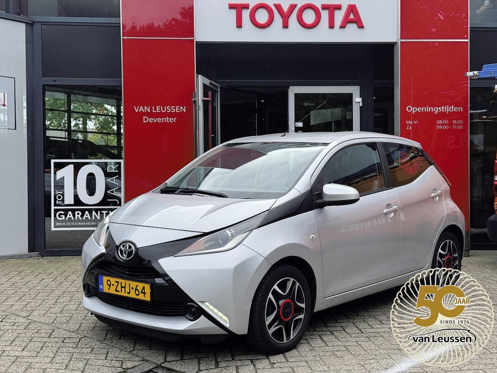 Toyota Aygo X X-PLAY 5-DEURS CAMERA AIRCO LED-DAGRIJVERL. LM-VELGEN LAGE-KM-STAND