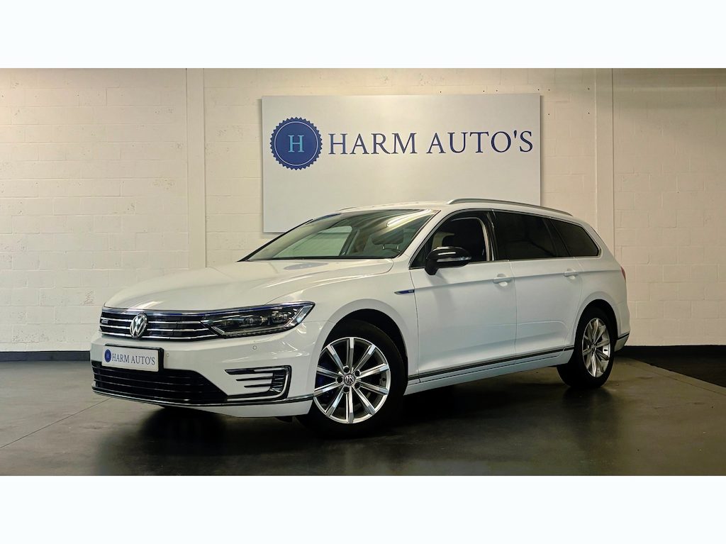 Volkswagen Passat Variant 1.4 TSI GTE DSG Alcantara / CAM / Trekhaak / Carplay / Navi / PDC