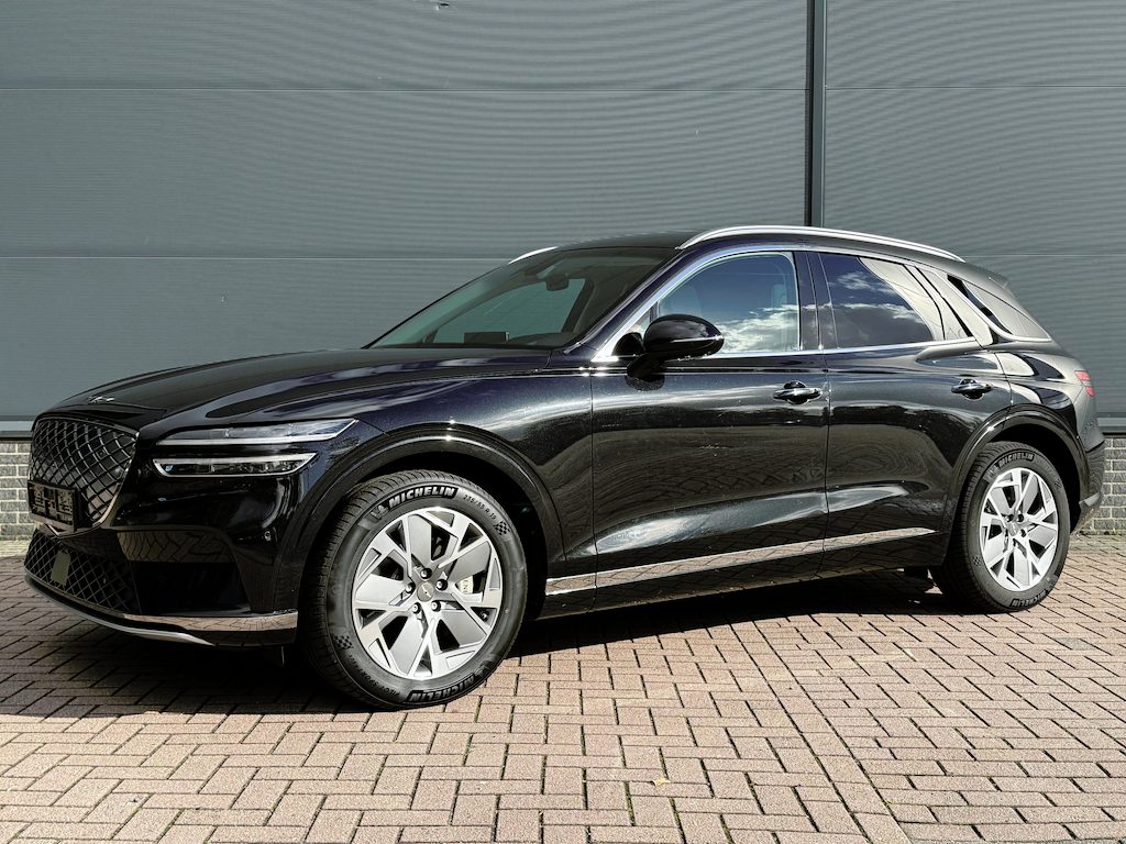 Genesis GV70 Sport 4WD / 490 PK / 4WD vierwielaandrijving / Sport uitvoering / 21 inch lichtmetalen velgen / Nappa lederen bekleding / Elektrisch verstelbare stoelen / Stoelverwarming / Stuurverwarming / Adaptieve cruise control / Navigatiesysteem / Digitaal instrumentenpaneel / Achteruitrijcamera / Elektrische achterklep / Keyless entry & start / LED verlichting / Apple CarPlay & Android Auto