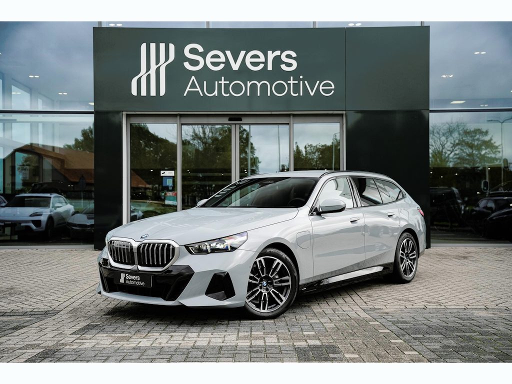 BMW 5-Serie Touring 530e xDrive | M Sportpakket | Driving Assistant Plus | Trekhaak | Stuurverwarming