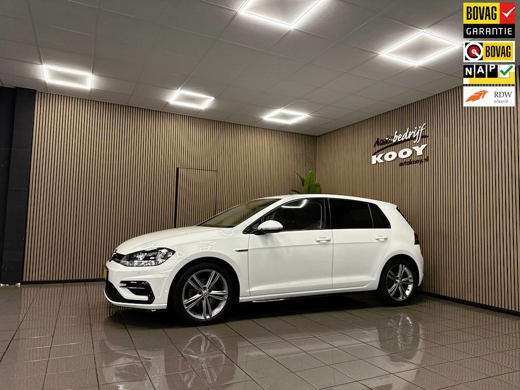 Volkswagen Golf 1.0 TSI R-Line * Automaat / Virtual cockpit / Carplay / Trekhaak / Stoelverwarming *