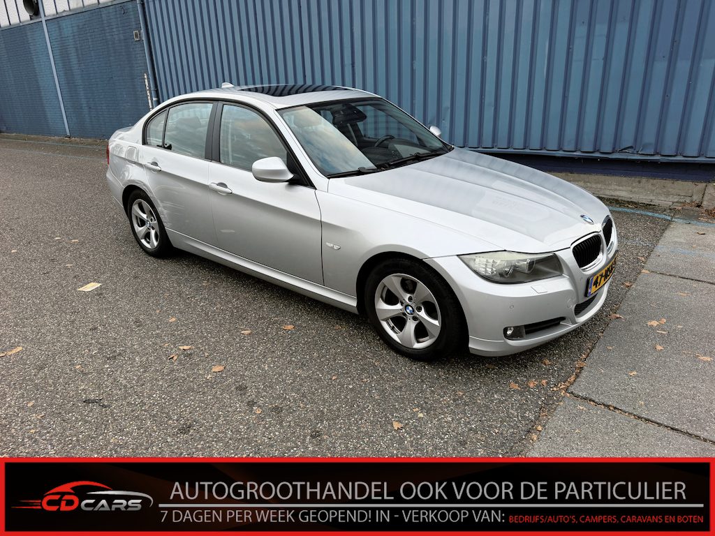 BMW 3-Serie 318i Business Line Inruilauto’s tegen vaste prijzen. Voor meer info: 0638140850 Bij de verkoop van gebruikte voertuigen door CD-Cars wordt geen standaard garantie verstrekt. De koper aanvaardt het voertuig in de staat waarin het zich bevindt op het moment van aankoop