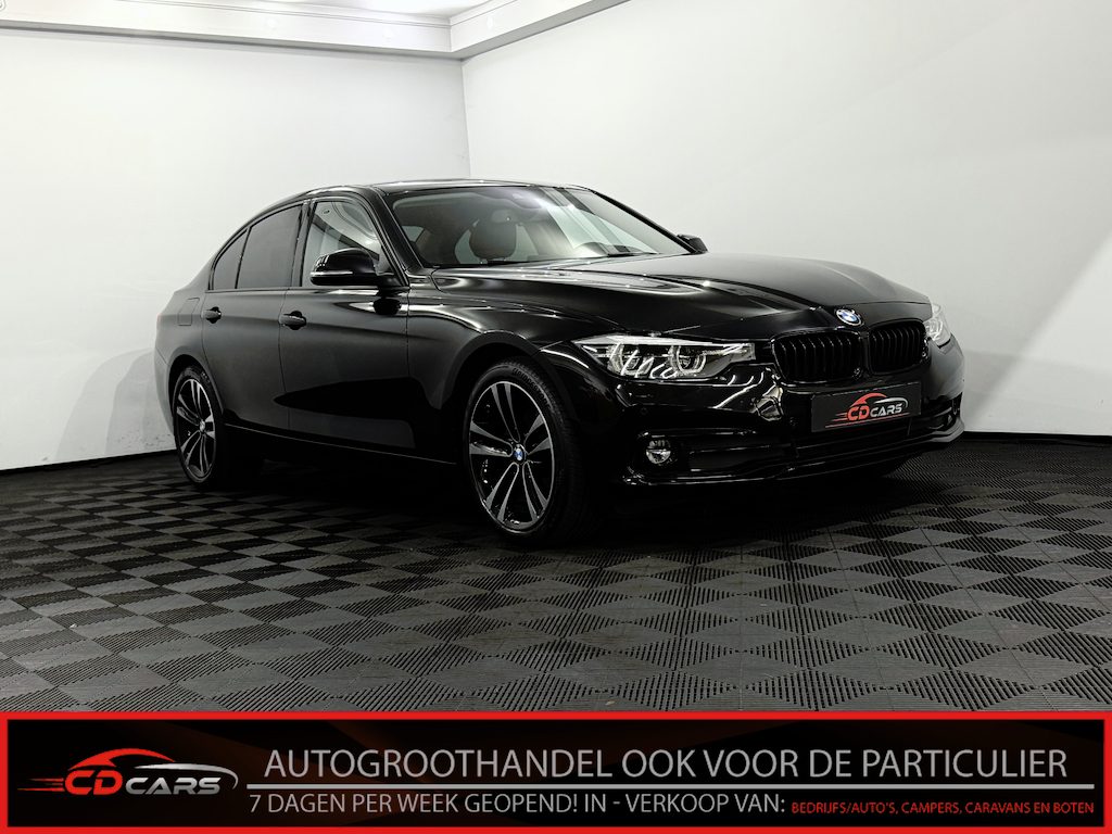 BMW 3-Serie 320d Camera, Navi, Winterpakket, Virtual desk, Cruise control, Keyless start, Head-up display, Half leder, Sportief velgen