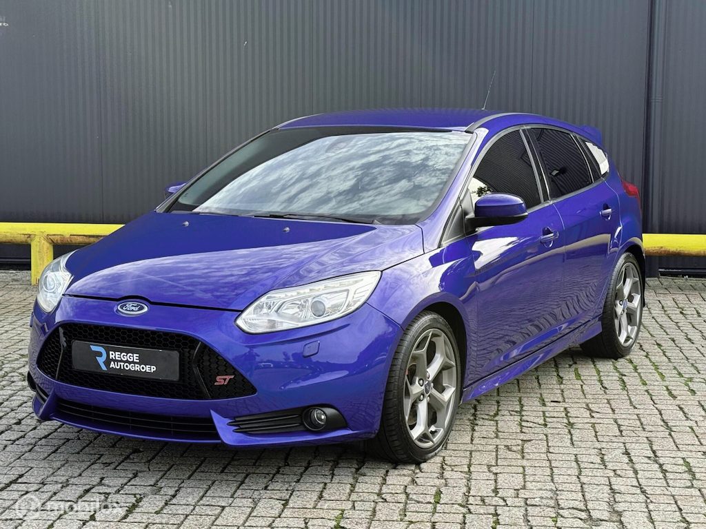 Ford Focus 2.0 EcoBoost ST-2 LEDEREN RECARO STOELEN