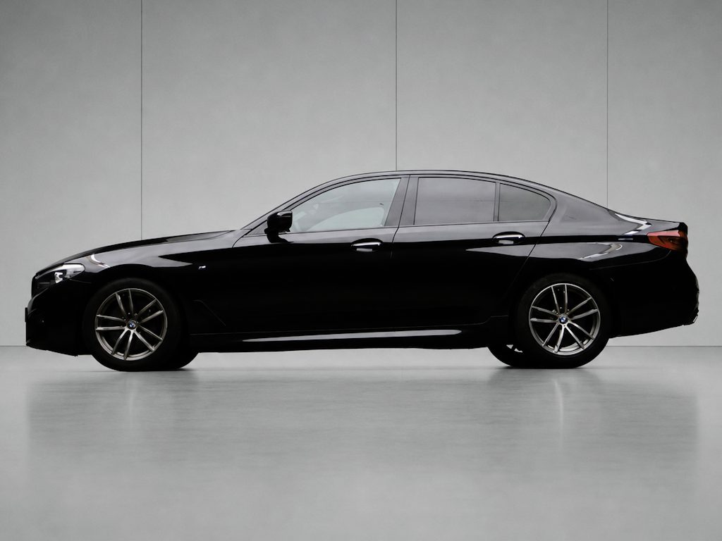 BMW 5-Serie 530i High Executive M Sport (APPLE CARPLAY,SCHUIFDAK,DIGITAL COCKPIT,LEDER,CAMERA,CRUISE,SPORTSTOELEN,STOELVERWAMING)