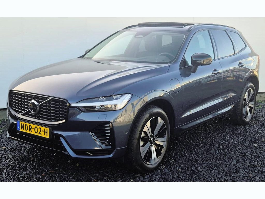 Volvo XC60 2.0 T6 Phev AWD Plus Dark 19” Wielen - Panoramadak - Lighting – Harman Kardon Audio - 360 Cam - Alarm - Climate - Privacy Glass – 2250 KG Trekgewicht - RA000 Interieur Zwart Leder – Power seats met memory - Full led koplampen