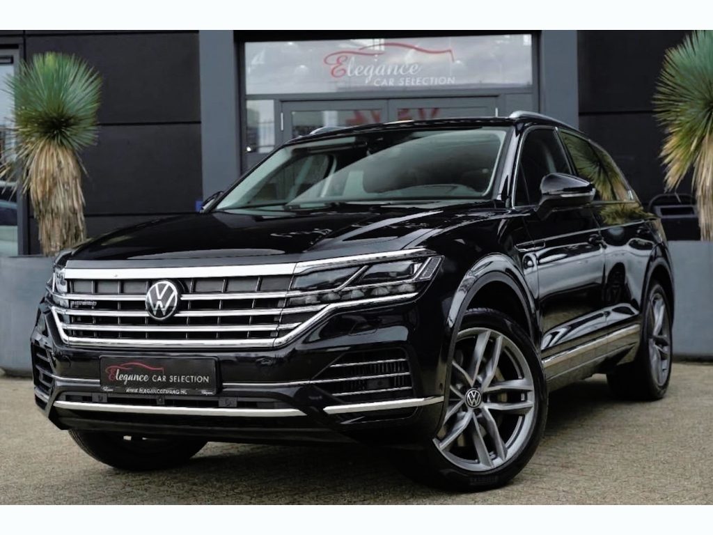 Volkswagen Touareg 3.0 TSi eHybrid 4MOTION Elegance Volkswagen Touareg 3.0 TSI eHybrid 4Motion Elegance | 381 PK | Panoramadak | Trekhaak | 360° Camera | Head-up display olkswagen Touareg 3.0 TSI eHybrid 4Motion Elegance met 3.0-liter V6 benzinemotor en plug-in hybride aandrijving, vierwielaandrijving, panoramadak, Trekhaak, 360°-camera, head-up display, luxe