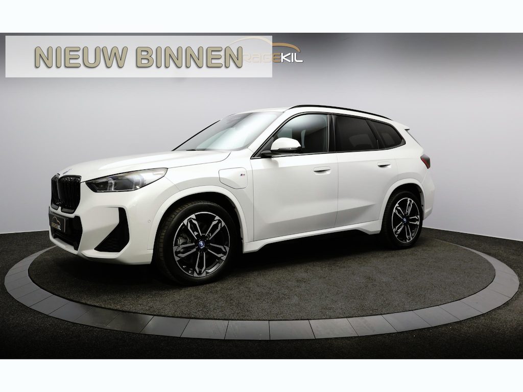 BMW X1 xDrive25e 1e eigenaar / Harman Kardon / Keyless / Memory / 360 Camera / HUD / Pano dak / Leer / LED / Elektr. Stoelen