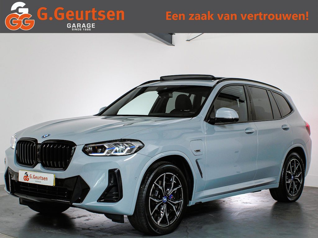BMW X3 xDrive30e M-Sport LCI Laser, Panoramadak, 360Camera, Head-Up, Brooklyn Grau, Dealer onderhouden!