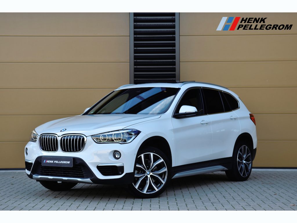 BMW X1 sDrive20i Orange Edition II * Head-up * Panoramadak * Stoelmemory * Camera * Trekhaak *