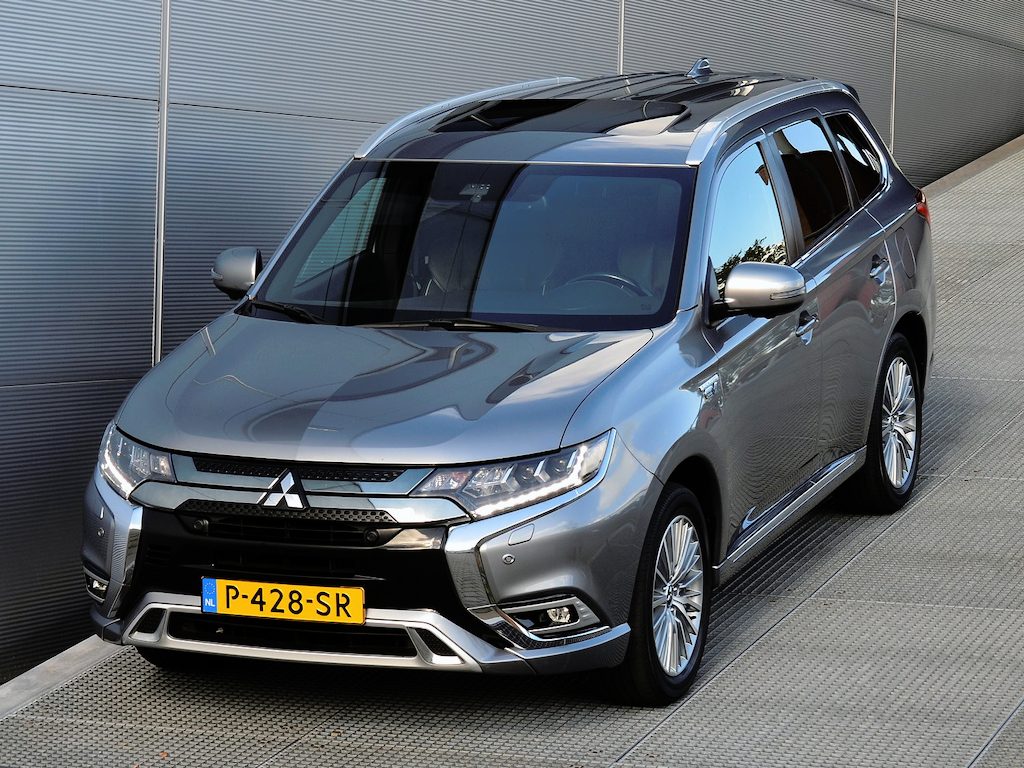 Mitsubishi Outlander PHEV 2.4 INSTYLE 4WD | PLUG IN HYBRID | SoH 75% | V2H | FULL OPTIONS | SCHUIFDAK | ADAPTIEF CRUISE | TREKHAAK 1500KG | FABRIEKSGARANTIE TOT 12-12-2027* | ALL IN RIJKLAARPRIJS