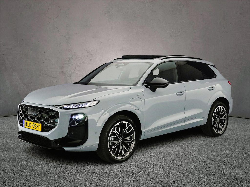 Audi Q3 1.5 e-hybrid S edition | Adaptieve Cruise | Panorama Dak | Camera | Navi | Ambient Light | Optiepakket | Tech Pack Plus |