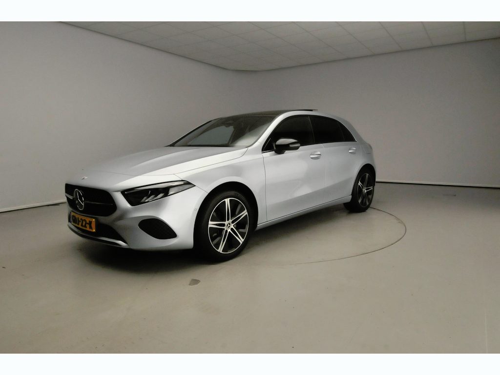 Mercedes-Benz A-klasse 250 e Star Edition Luxury Line | Pano | Trekhaak | Camera | 18"