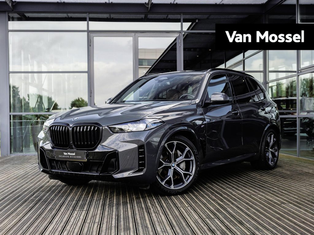 BMW X5 xDrive50e | DRAVITGRAU | ACHTERAS BESTURING | PANORAMADAK | TREKHAAK | SOFTCLOSE | STOELVENTILATIE | STOELVERWARMING | HARMAN KARDON | INTEGRAL ACTIVE STEERING | STOELMASSAGE | MEMORY | NL AUTO |