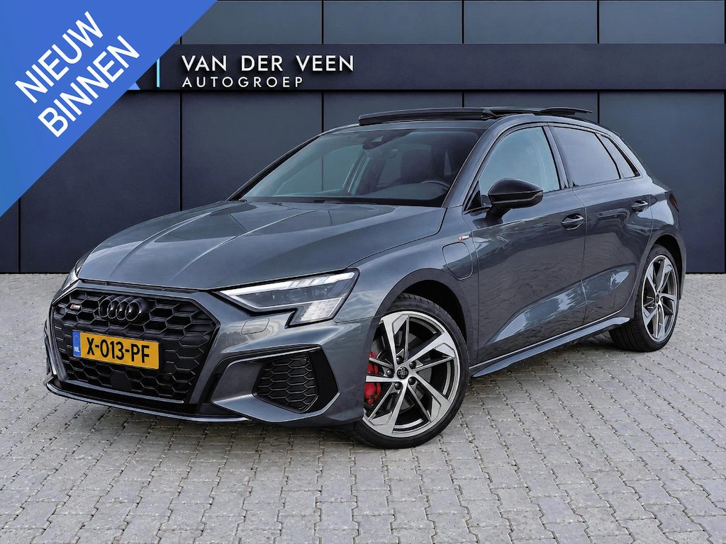 Audi A3 Sportback 45 TFSI e S edition Competition | Incl. 12 maanden garantie | SOH 97% | Schuif/kantel dak | Adaptieve cruise control | Stoelverwarming | Parkeercamera | DAB radio |