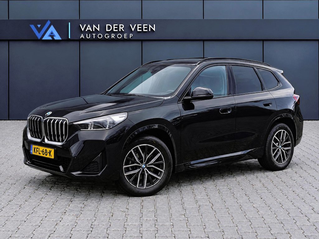 BMW X1 sDrive18i M-Sport | Panorama dak | Elektrisch wegklapbare trekhaak | Stoelverwarming | Achteruitrijcamera | Elektrische kofferbakklep | Keyless entry/start | Half leder/alcantara | Draadloze telefoonlader | Apple CarPlay/Android Auto | Navigatie | Climate controle | Parkeersensoren V+A |