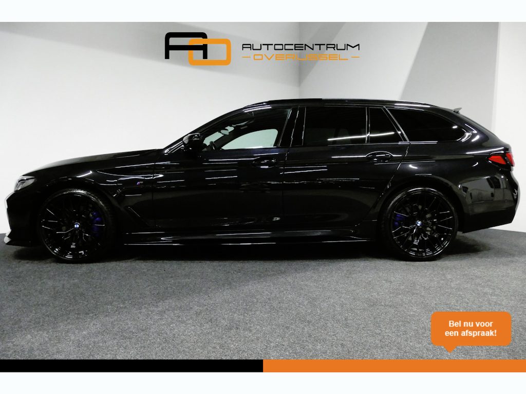 BMW 5-Serie 530e xDrive M Sport / M sport Bodykit / Elektr. verstelbare voorstoelen / 20'' LMV / Stoelverwarming / Ambienteverlichting / Full LED / Apple Carplay - Android Auto / Achteruitrijcamera / Sport stoelen / Dodehoek detectie / Lederen bekleding / Grootlichtassistent / Shadow Line / HiFi Audio