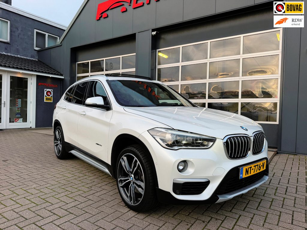 BMW X1 XDrive25i Centennial High Executive / Pano / Head-Up / Camera / Harman Kardon / Trekhaak / Sportleder / Zeer nette Auto !!.