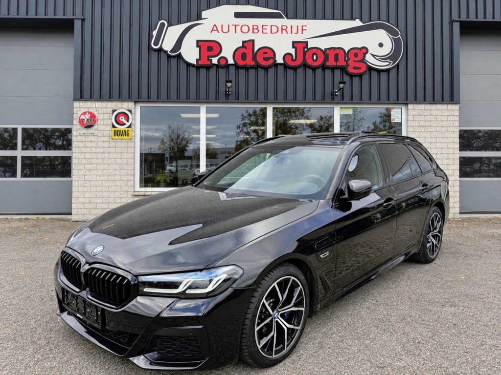 BMW 5-Serie Binnenkort beschikbaar! 530E X-DRIVE HIGH EXE. M-sport Laser Panoramadak  HUD H&amp;K Zonwering!