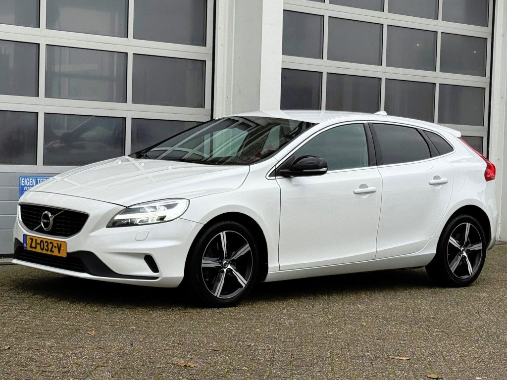 Volvo V40 2.0 T2 R-Design 6-Bak Navi Cruise Half-leer Camera