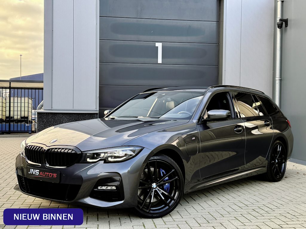 BMW 3-Serie Touring 330e *M-Sport* Mineralgrau / Black Edition / Apple Carplay / Stoelverwarming / Leder/Alcantara / Trekhaak / 19"LMV