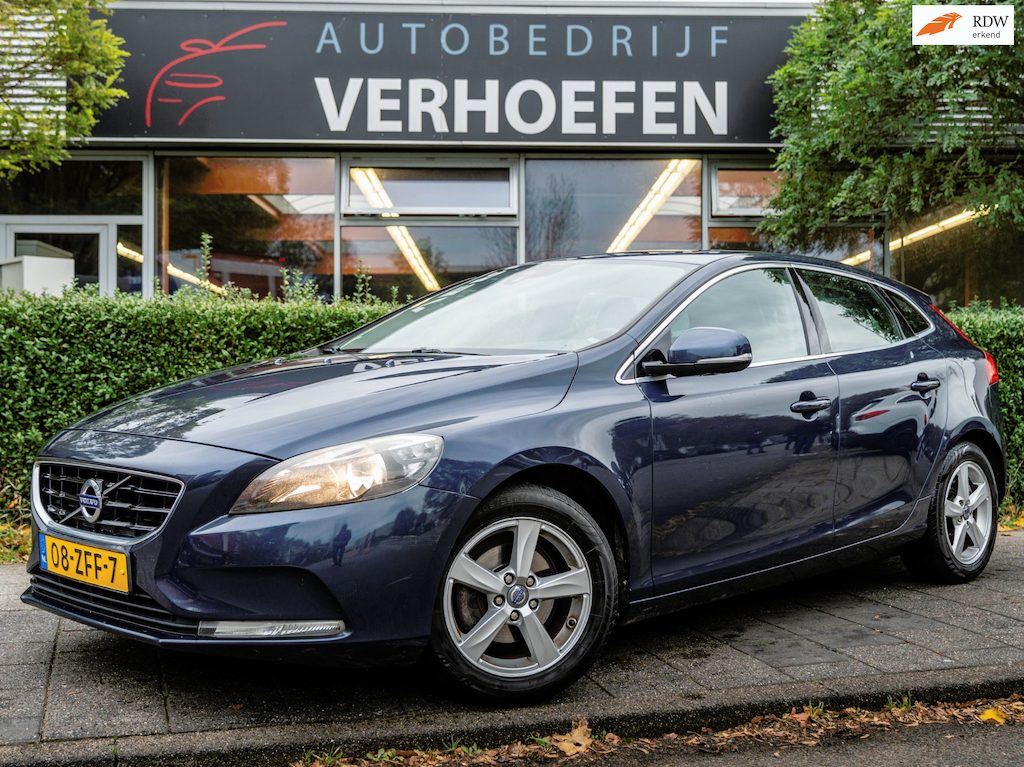 Volvo V40 1.6 D2 Momentum | PARKEER CAMERA | LEDER ZWART | CRUISE / CLIMATE CONTR | VOL ONDERHOUD | TREKHAAK !