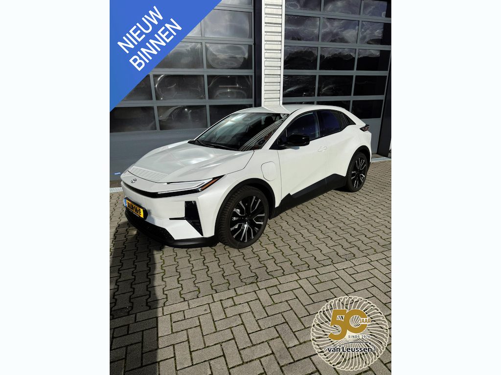 Toyota C-HR / C-HR+ First Edition 77 kWh 20 INCH PARKEERSENSENSOREN V+A ELEKTR. ACHTERKLEP DODEHOEKSENSOREN