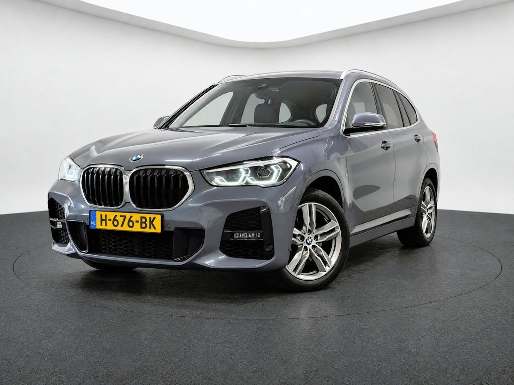 BMW X1 SDrive18i Executive Edition (M-SPORT, LED, HUD, CAMERA,TREKHAAK)
