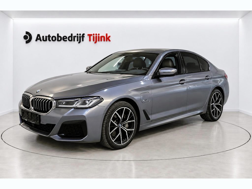 BMW 5-Serie 545e xDrive M-Sport Plus | LED Laser | Trekhaak | Schuif/kanteldak | HUD | Driving Ass. Plus | Comfort Access | Parking Pack | Safety Pack | Elek. stoel | Elek. achterklep | Vol |