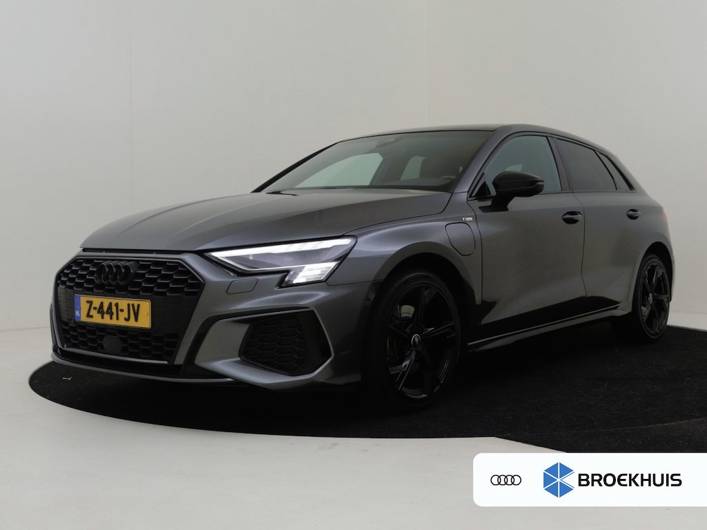Audi A3 Sportback 40 TFSI e Business edition l S-Line in en Extr. l B&O Sound l Side Assist l Alcantara l Pano Dak l Camera l Elektr. Stoel l Afn. Trekhaak l Stoelverwarming l