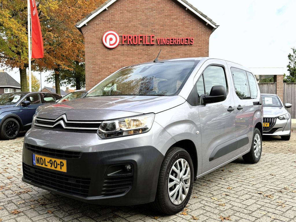 Citroën Berlingo 110 Pk Benzine * 5-Persoons * Hoge Zit & Super Praktisch * * Airco * Trekhaak * Navigatie & Spotify op Touchscreen via Appple Carplay / Android Auto * Parkeersensoren * Vingerhoets; Vierde Generatie Eersteklas Service. Al meer dan 100 jaar een begrip in de Brabantse Kempen