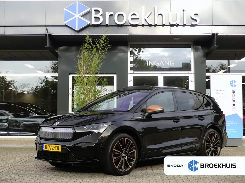 Skoda Enyaq iV 80 Founders Edition Black | TREKHAAK | PANORAMADAK | CAMERA V+A | ADAPTIVE CRUISE | DODEHOEKDETECTIE | PARKEERSENSOREN V+A | STOEL+STUUR+VOORRUITVERWARMING | 360 CAMERA | ELEKTRISCH VERSTELB STOEL(EN) MET GEHEUGEN EN MASSAGE | ELEKTRISCHE ACHTERKLEP | LMV 21" | NAVI | APPLE CARPLAY / ANDROID AUTO |
