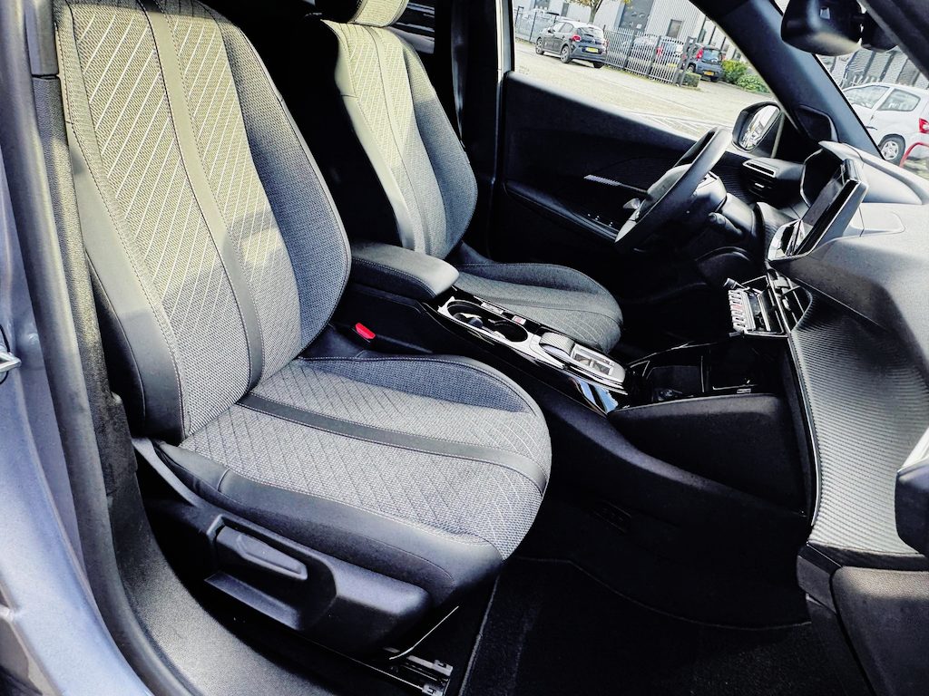 Peugeot 2008 1.2 Hybrid 145 Allure