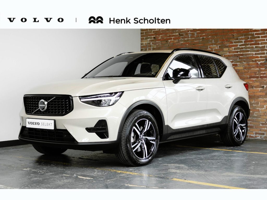 Volvo XC40 B4 Plus Dark | Trekhaak, inklapbaar | Panoramisch schuif-/ kanteldak | Stoel-/ stuurwielverwarming | Premium audio by Harman Kardon | Elektrisch verstelbare voorstoelen met geheugenfunctie | Apple carplay/Android auto | Pilot assist | 18 inch. lichtmetalen velgen | Extra getint glas | Verwarmde voorruit