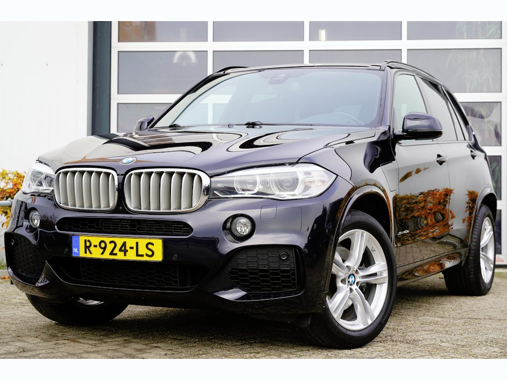 BMW X5 xDrive40e iPerformance High Executive 358pk | M Sportpakket | Achteruitrijcamera | Elektrisch bedienbare achterklep | LED koplampen | Navigatiesysteem full map | Trekhaak elektrisch bedienbaar | Voorstoelen verwarmd | Dealer onderhouden!