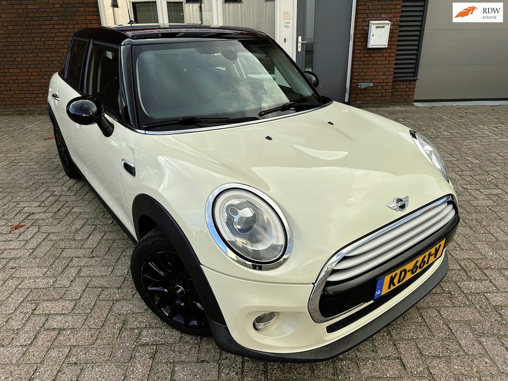 MINI Cooper 5-Deurs 1.5 Chili Serious Business / Navi / PDC / Clima / Cruise