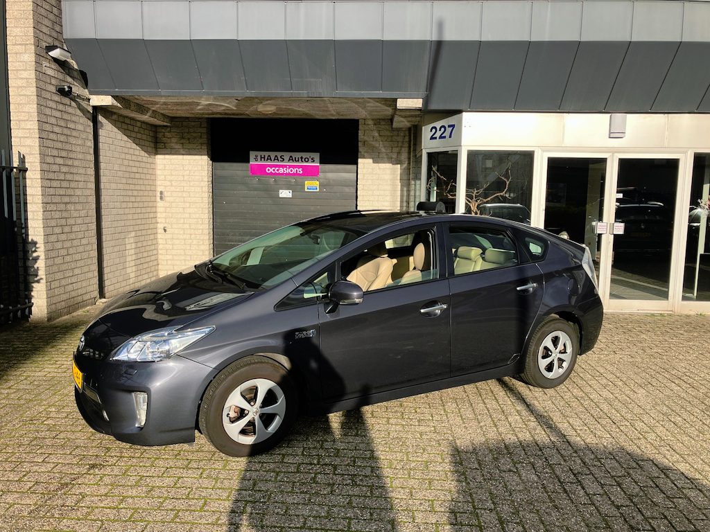 Toyota Prius 1.8 Plug-in Dynamic Business / LEDER / HUD / ALU VELGEN / APK OK / CLIMA / APK 2027