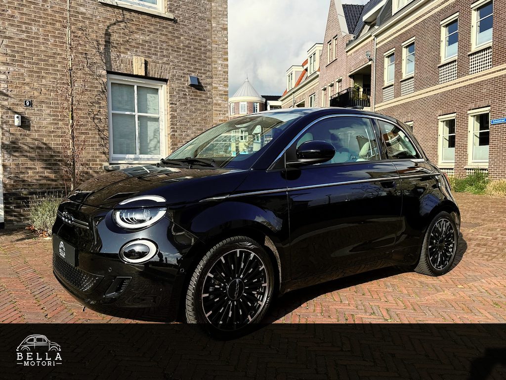 Fiat 500e La Prima 42 kWh | SOH 94,5% | RIJKLAARPRIJS | Panoramadak | 360° Camera | Adaptive Cruise | Ivoor Leder