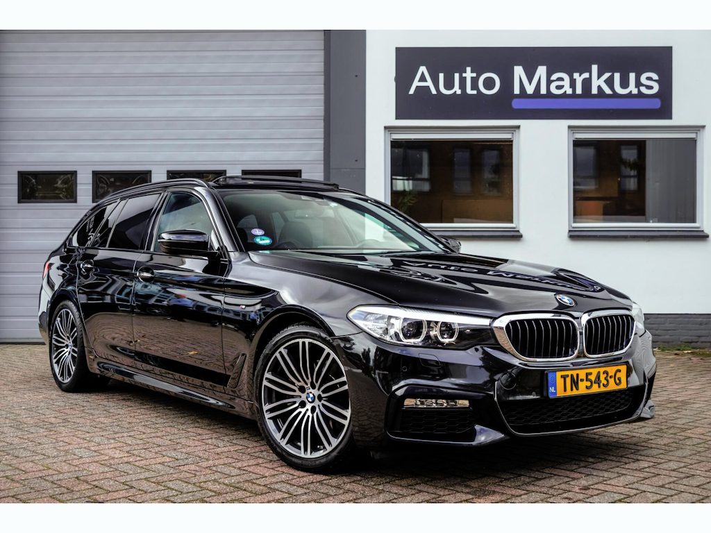 BMW 5-Serie Touring 520i M-Sport|Pano|HUD|Trekhaak|HiFI|DAB|Flippers