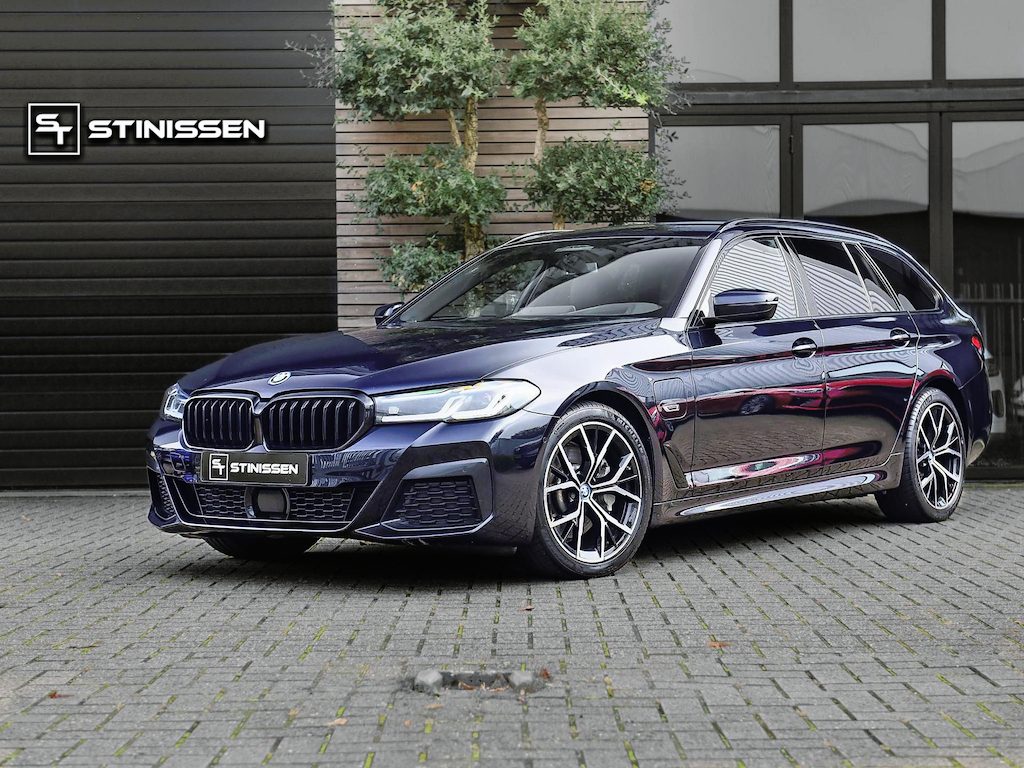 BMW 5-Serie 530e xDrive Business M-sport Laser ACC Leren bekleding 19 inch velgen Trekhaak
