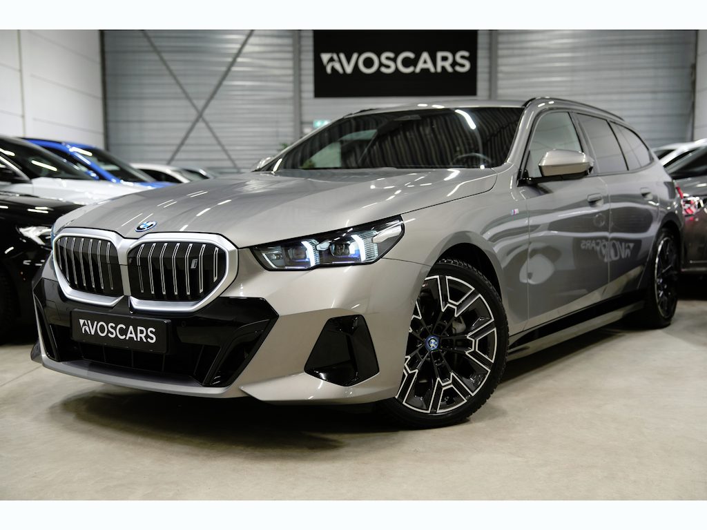 BMW i5 Touring eDrive40 84 kWh * SoH 96% - Trekhaak - Head Up - 360° - Stoelventilatie - Iconic Glow - ACC - Dodehoek *
