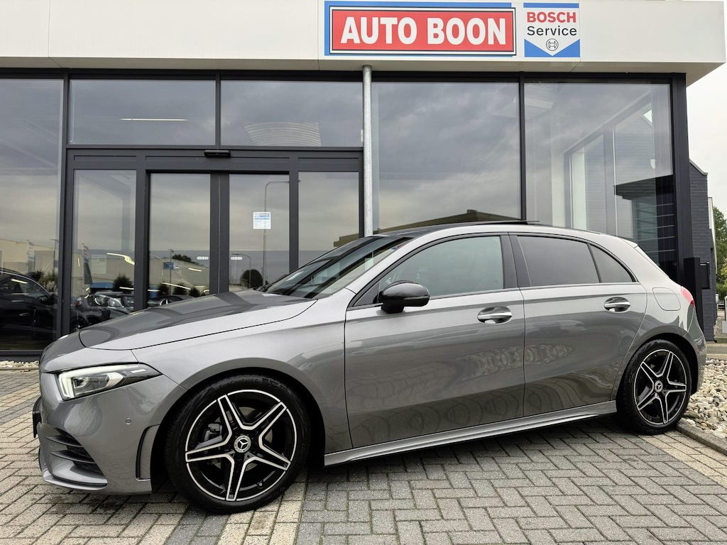 Mercedes-Benz A-klasse 180 AMG NIGHT PANO/SFEER/MEMORY/BURMESTER/ WIDESCREEN/NAVI/MATRIXLED/2XKEYLESS/CLIMA/STOELVERWARMING/S&S/SPORTZETELS - 1E. EIG - NL AUTO/KM = NAP