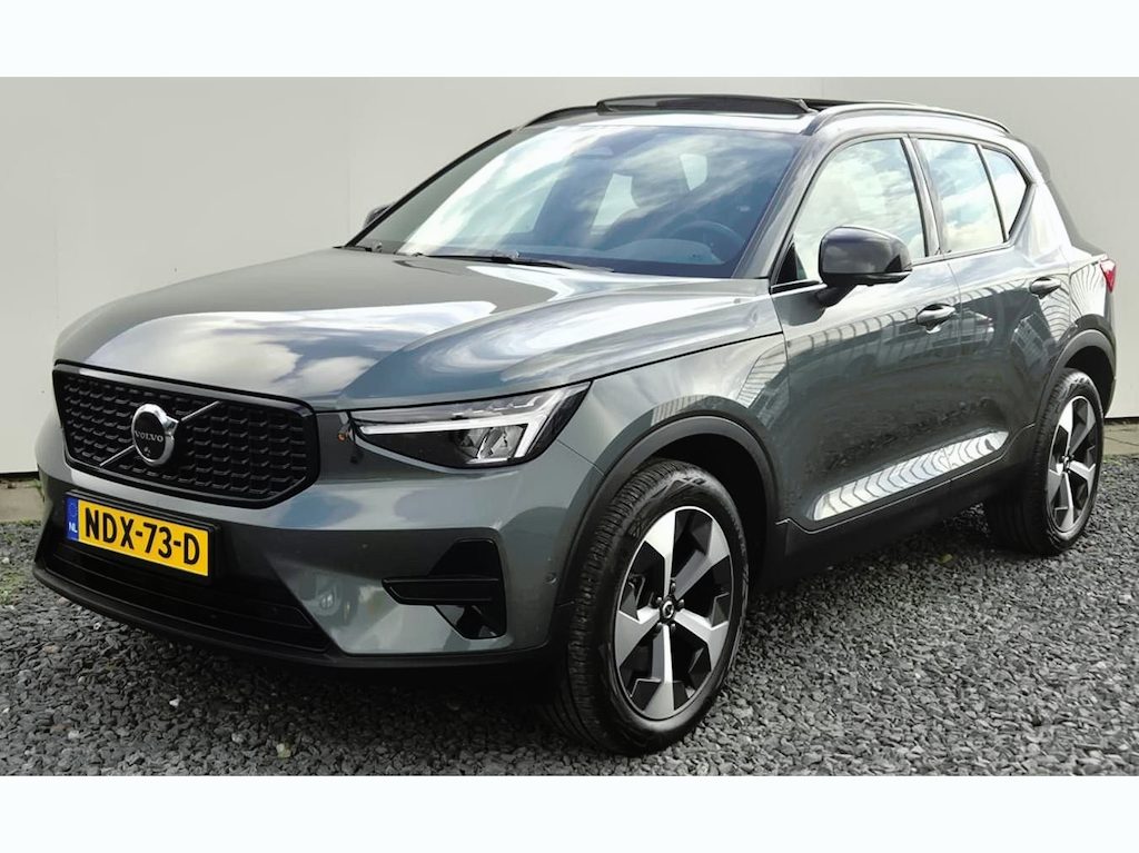 Volvo XC40 2.0 B3 Ultra Dark 19” Wielen - Panoramadak - Harman Kardon Audio - 360 Camera - R980 Interieur – Power seats met memory - Full led koplampen –Donkere hemel