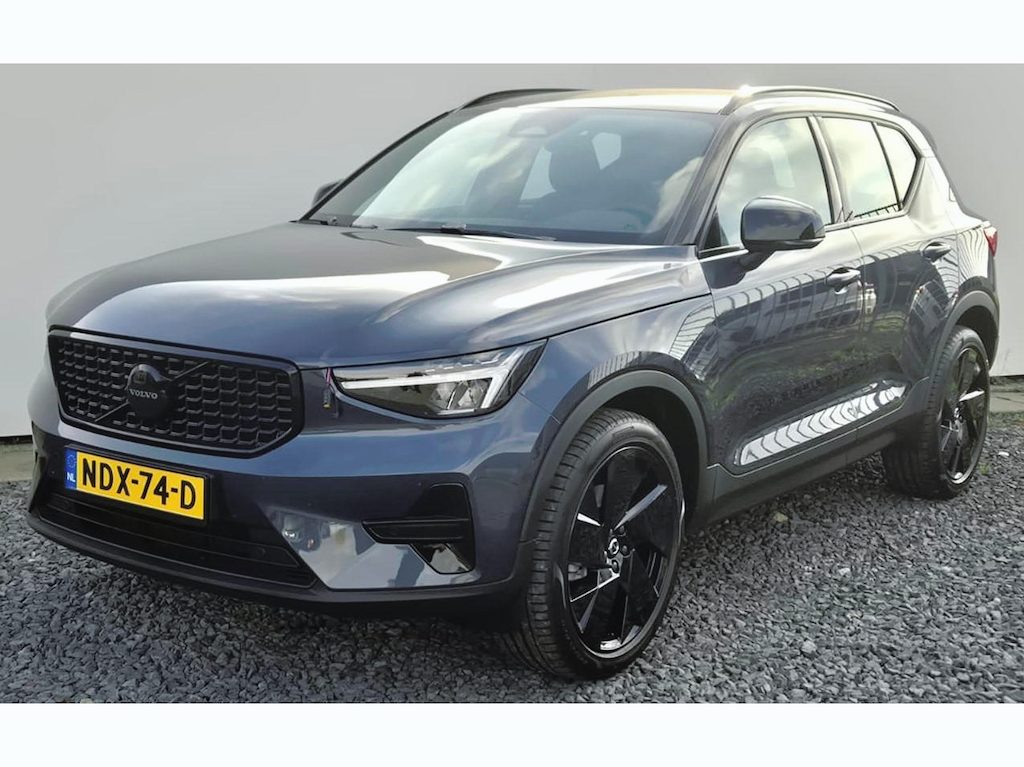 Volvo XC40 2.0 B3 Black Edition Plus 20” Wielen - Adaptive Cruise Control - Harman Kardon Audio - Climate - R7C0 Interieur – Camera achter - PDC voor en achter - Power seats links met memory - Two Tone