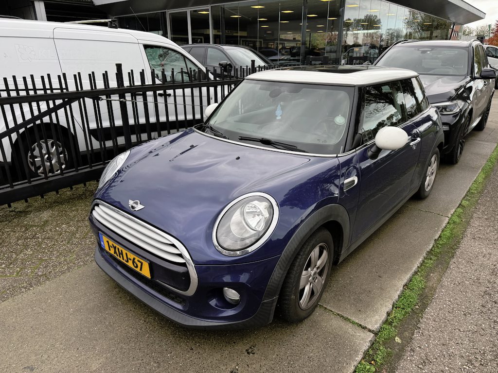 MINI Cooper 3-Deurs 1.5 Business Automaat ** Panodak ** Bluetooth ** Keyless