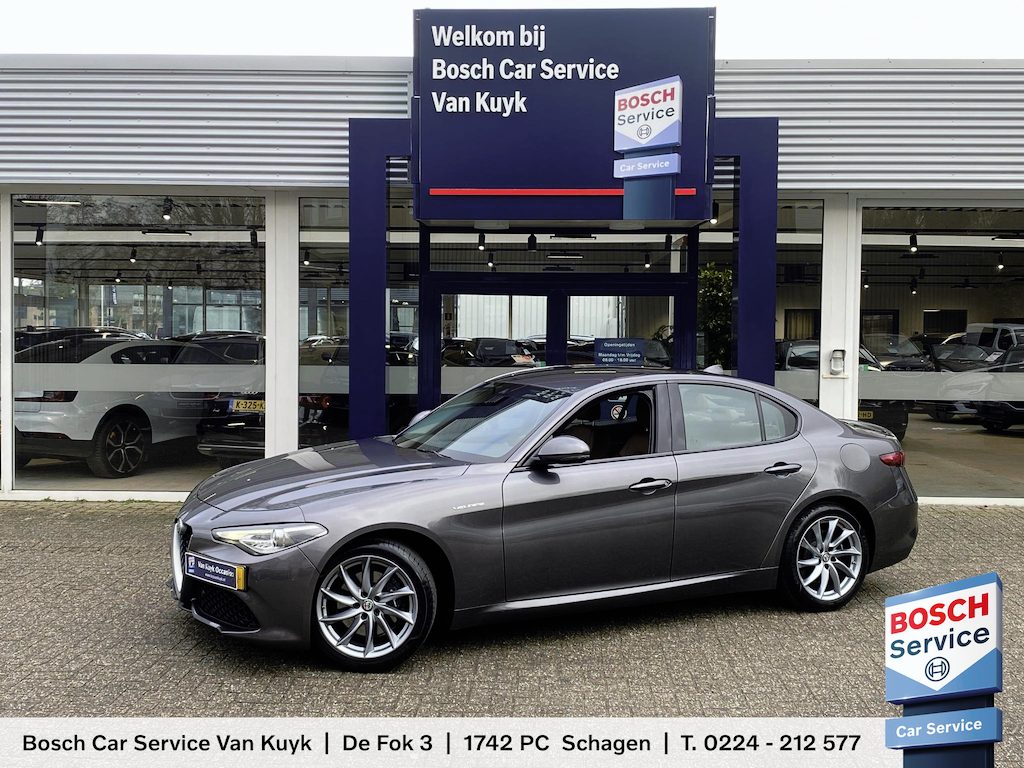 Alfa Romeo Giulia 2.0 T Q4 AWD Veloce / 280 Pk / NL-Auto / 1e-Eigenaar / Vol-Leder / Stuur -en Stoelverwarming / Elektr.-Stoelen met Geheugen / Flippers / Cruise-Control / Climate-Control /Radio-Bluetooth / Navi / PDC V+A / 18'' LMV / Inclusief Winterset LMV! / ENZ.
