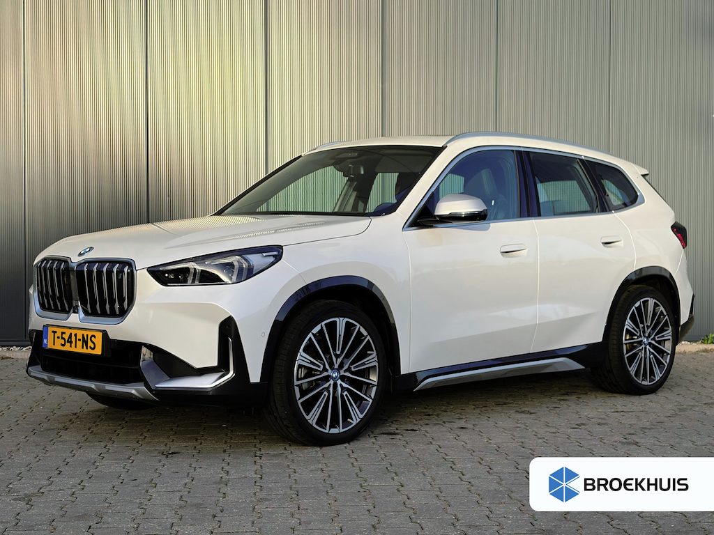 BMW iX1 xDrive30 Launch Edition 67 kWh | Climate Control | Cruise Control | Apple carplay | Android auto | Stoel en stuur verwarming | Stoelgeheugen | Achteruitrijcamera |