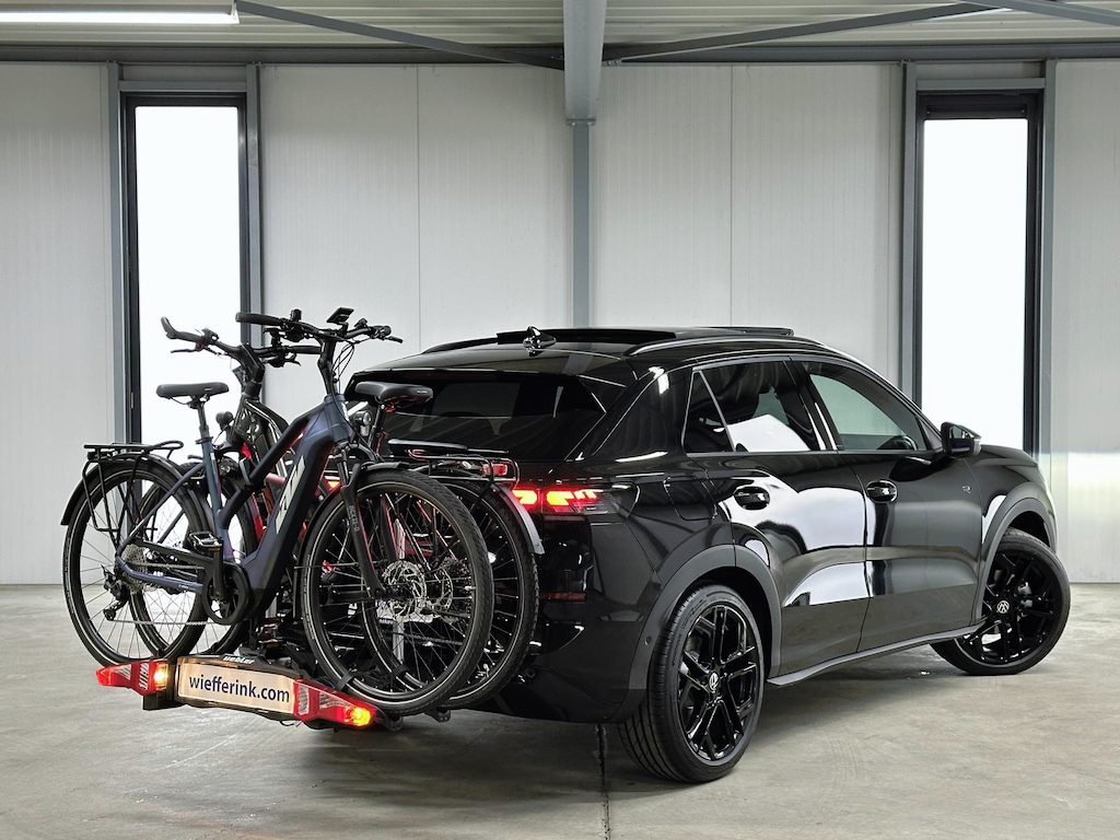Volkswagen T-Roc 1.5 eTsi R-Line First Edition | Trekhaak | Pano | Black-style | Licht-pakket (IQ.Light)