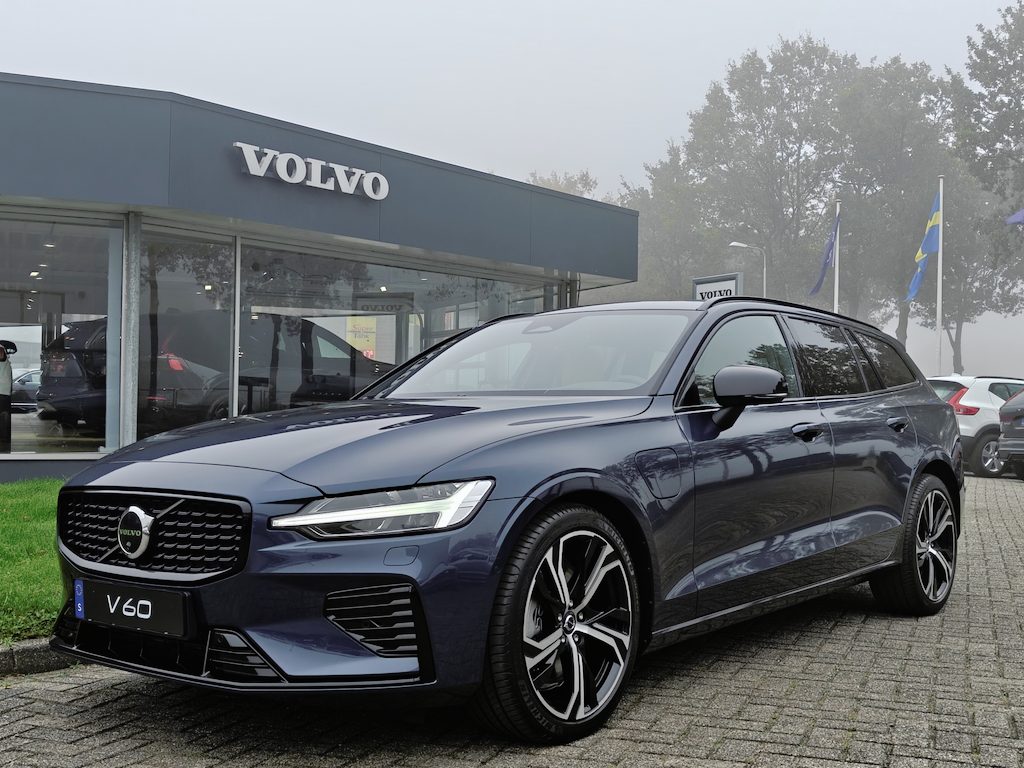 Volvo V60 T6 350PK Plug-in hybrid AWD Ultra Dark | BLIS | B&W | HUD | Pano | 360 Camera | ACC | Keyless | Massage + geventileerde & verwarmde stoelen |
